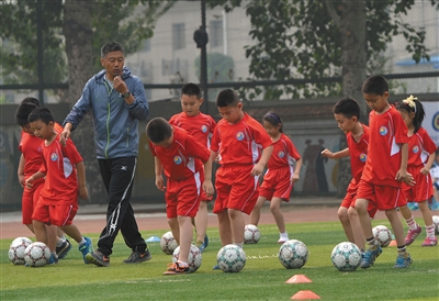 京中小学体育教师将考教学技能 足球是考核重