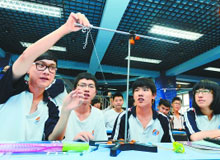 北京航天中学学生跟随王亚平做对比实验