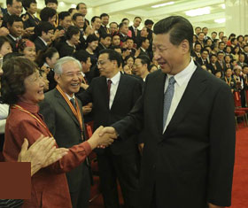 习近平会见教师节会受表彰代表