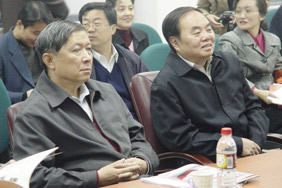 徐冠华在周济陪同下到CERNET网络中心视察