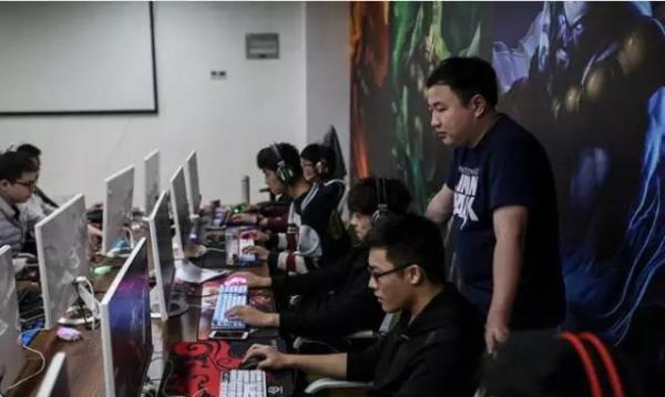 本土电子竞技俱乐部青训体系培养年轻选手输送至职业队。(图1)