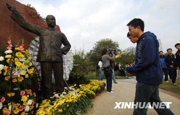 11月1日，中科大学生在向钱学森塑像献花。