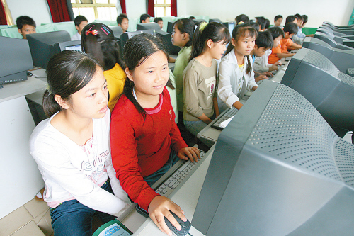 这是广西隆安的农村学生正在接受现代远程教育