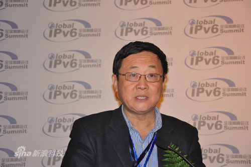 图为IPv6高峰论坛现场：CERNET主任吴建平演讲。