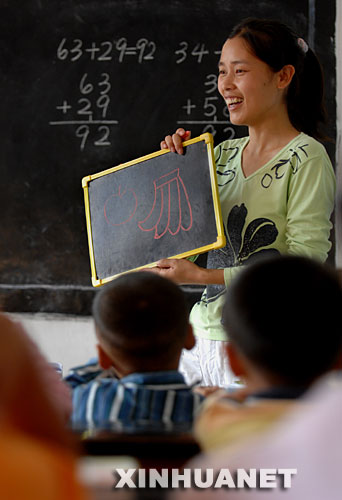 9月7日,梅胜芳在学校唯一的一间教室里给学生上课.新华社记者 王雷 摄