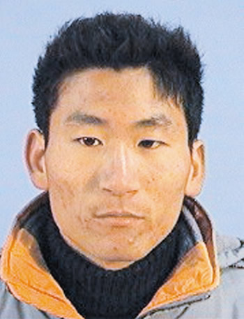 3名大学生救人献身 获救少年跪谢恩人父母(图)