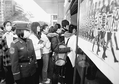 教育部等解读09年征兵：为何征招13万大学生(图)
