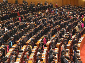 开幕与会人员为恐怖事件遇难群众默哀