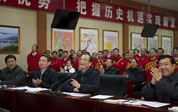温家宝来到长庆油田看望一线干部职工