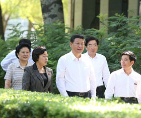 习近平到北京师范大学看望教师学生