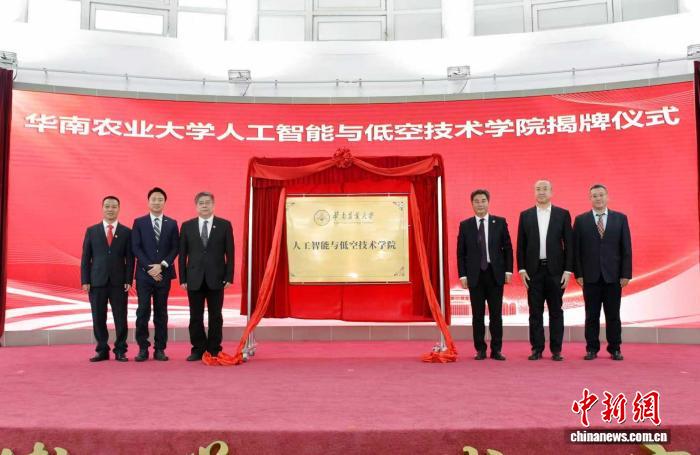 694e3204e4b078fce44a367e (1).jpg