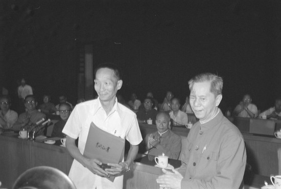 图文：袁隆平领取籼型杂交水稻特等发明奖