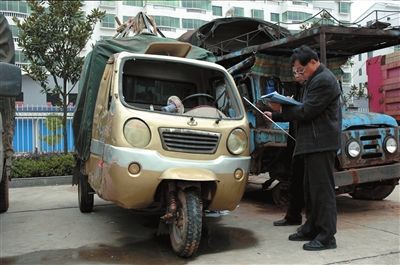 衡南县公安部门组织人员检测失事三轮车。新华社发 衡南县公安部门组织人员检测失事三轮车。新华社发